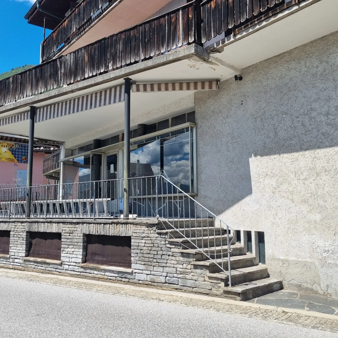 Affittasi spazioso ufficio vista lago - Foto 3 di 8