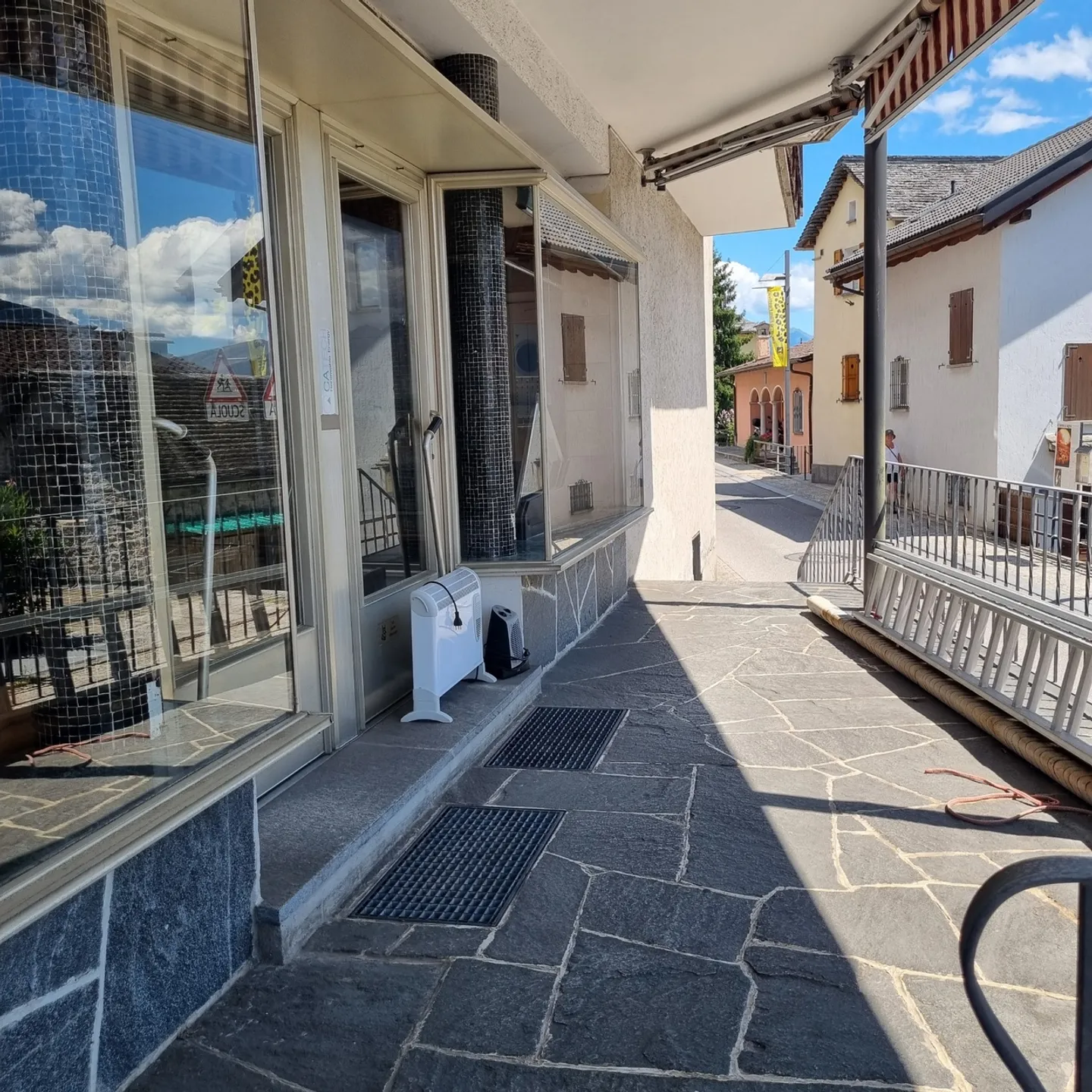 Affittasi spazioso ufficio vista lago - Foto 4 di 8