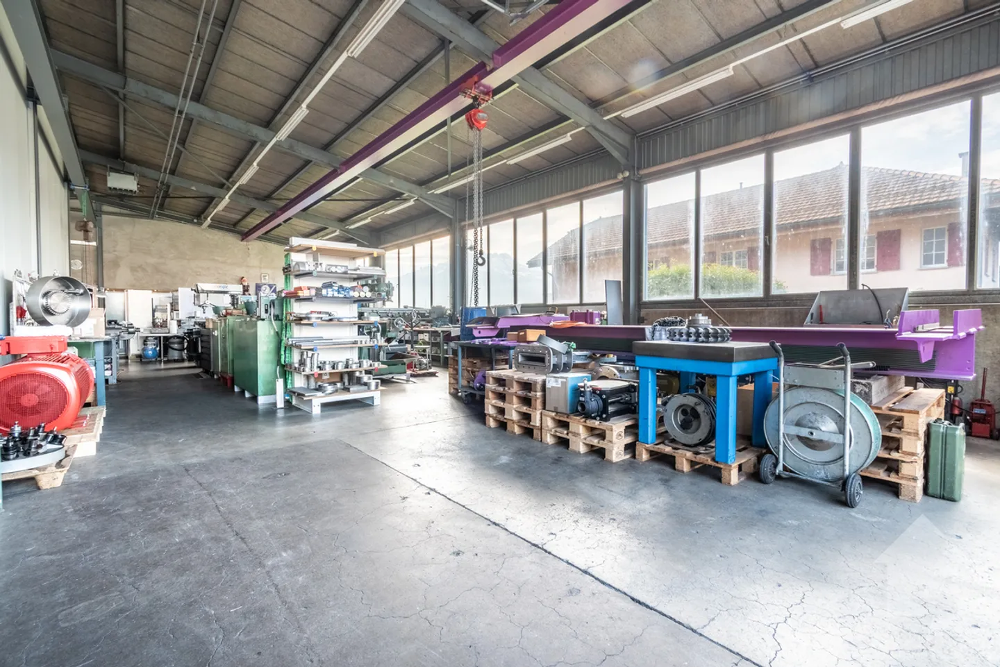 Mixed-use building with 2 apartments and a workshop - Photo 2 of 12