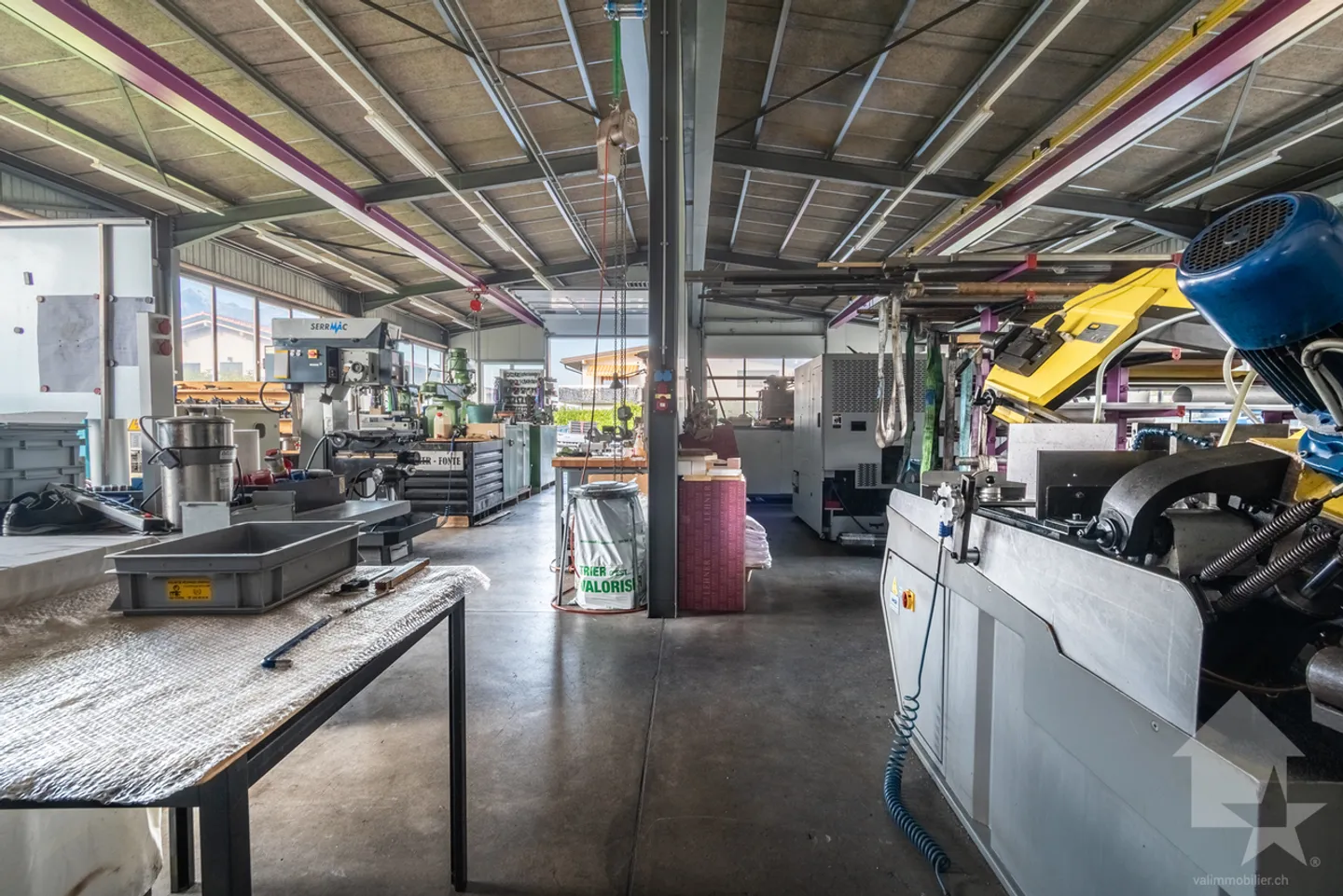 Mixed-use building with 2 apartments and a workshop - Photo 3 of 12