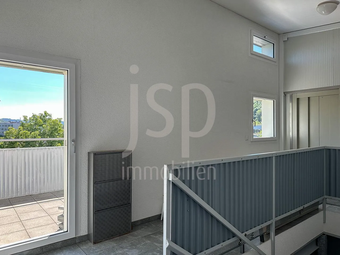 Gewerbeliegenschaft mit Attikawohnung in Neuenegg - Photo 16 of 30