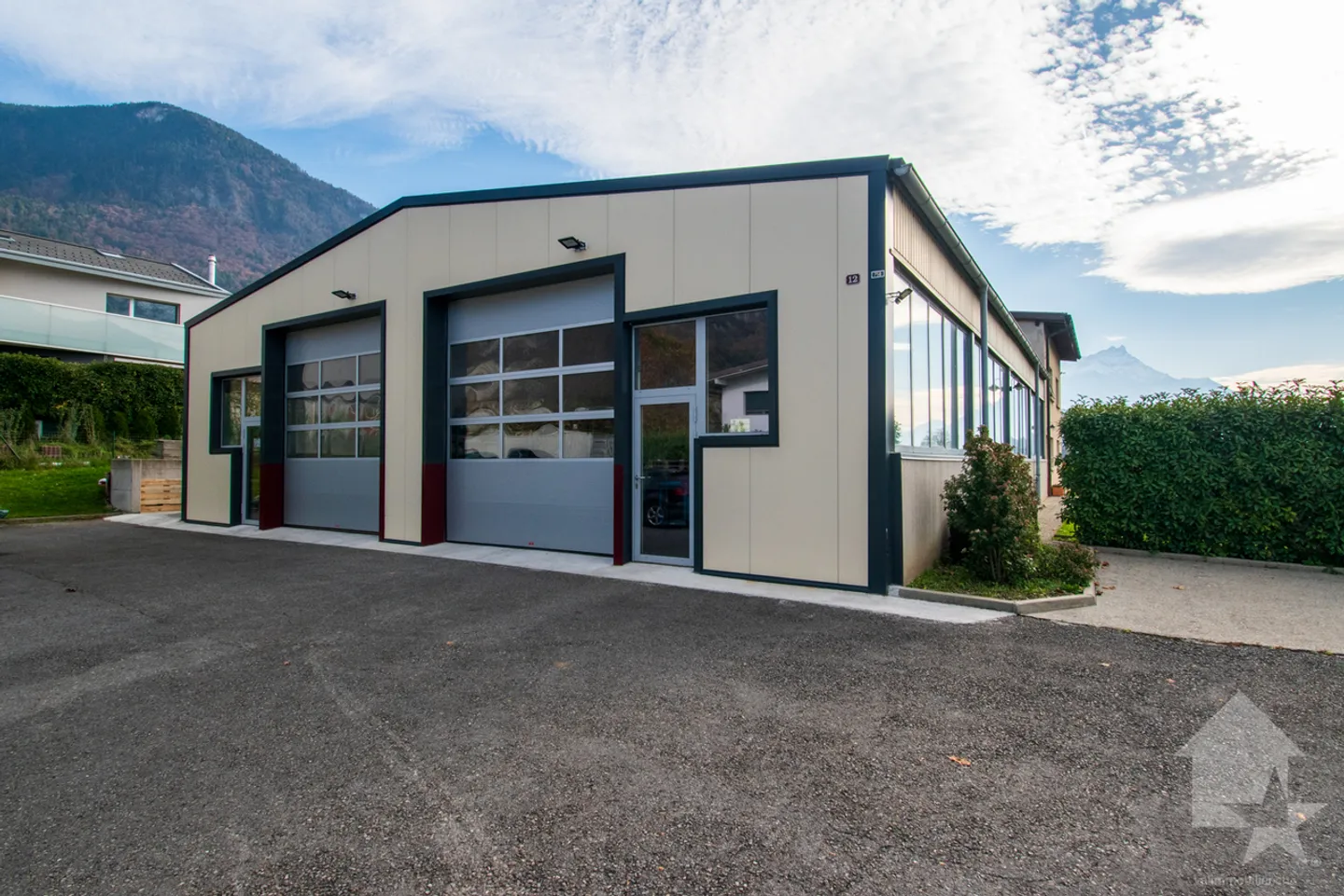 Mixed-use building with 2 apartments and a workshop - Photo 12 of 12