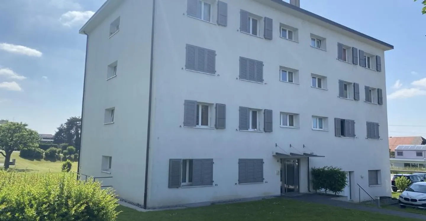 Renovated Apartment Near Train - Photo 1 of 5