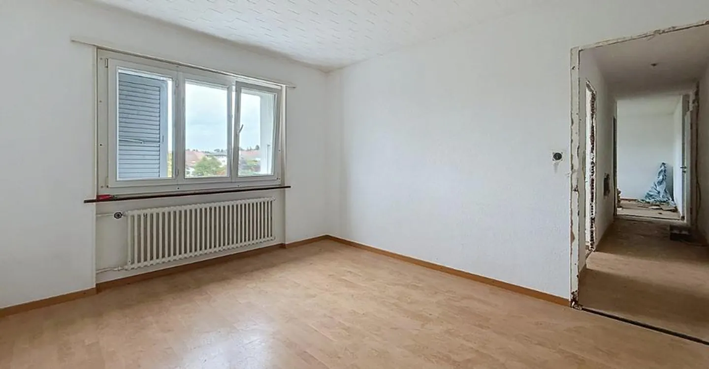 Renovated Apartment Near Train - Photo 4 of 5