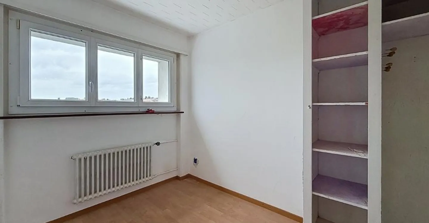 Renovated Apartment Near Train - Photo 5 of 5