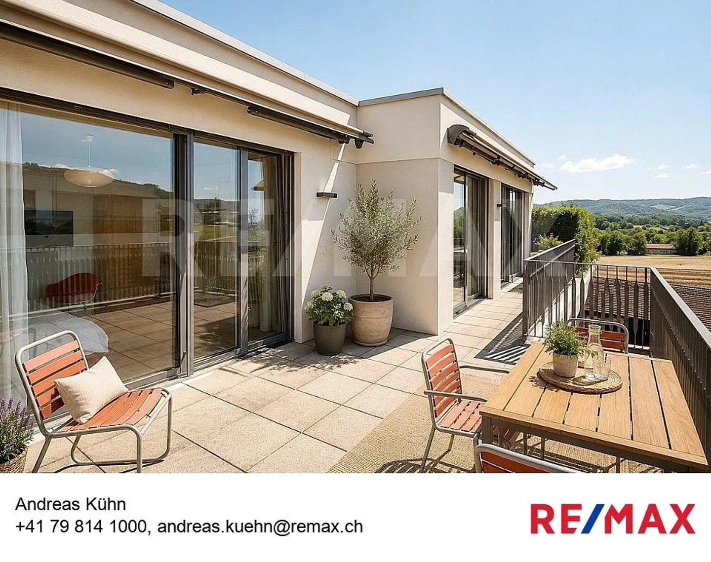 Modern 2.5-room penthouse apartment with large sun terrace and panoramic view - Photo 1 of 13