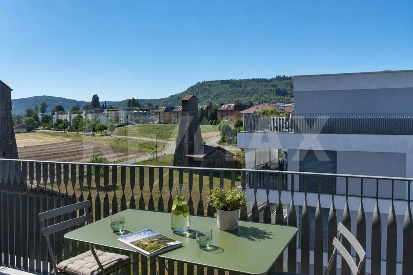 Modern 2.5-room penthouse apartment with large sun terrace and panoramic view - Photo 10 of 13