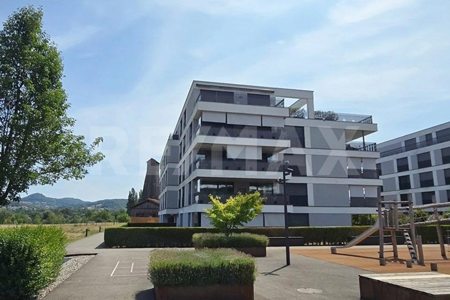 Modern 2.5-room penthouse apartment with large sun terrace and panoramic view - Photo 11 of 13