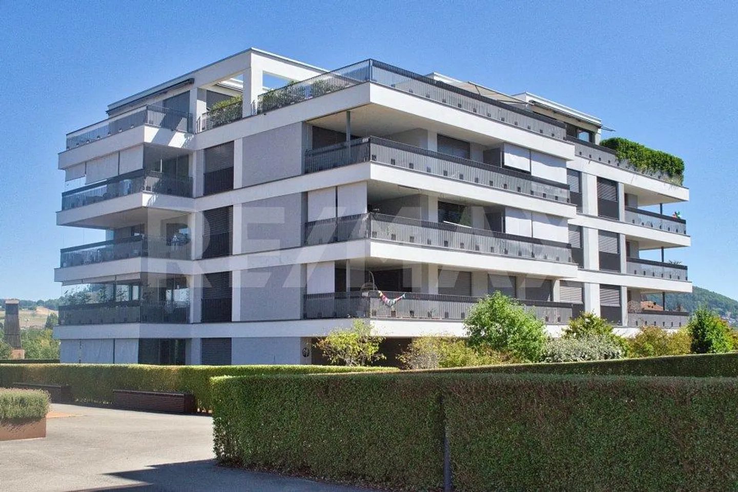 Modern 2.5-room penthouse apartment with large sun terrace and panoramic view - Photo 12 of 13