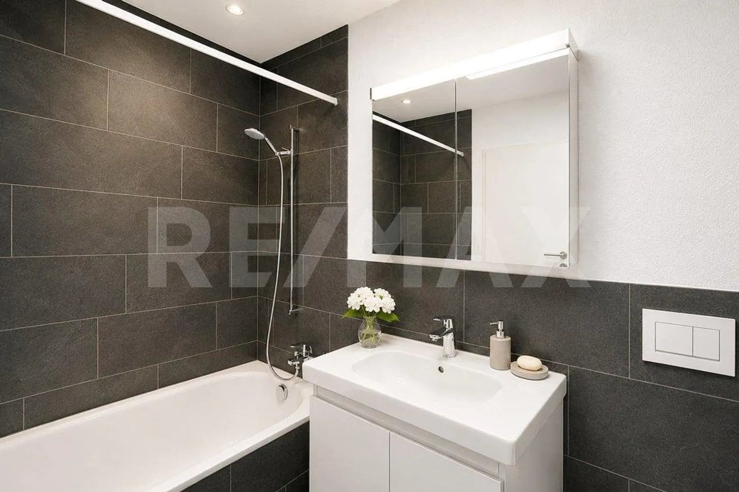 Modern 2.5-room penthouse apartment with large sun terrace and panoramic view - Photo 8 of 13