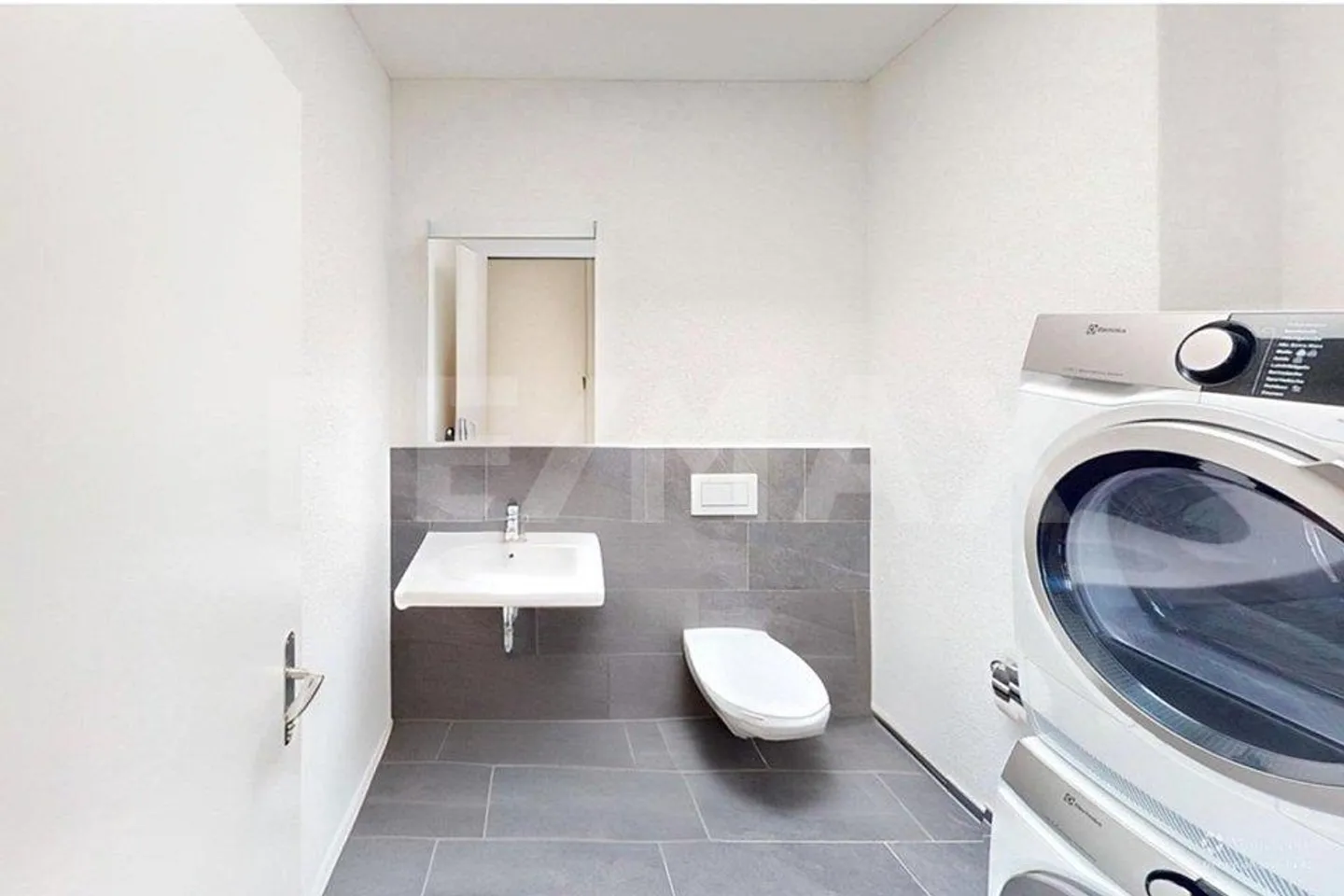 Modern 2.5-room penthouse apartment with large sun terrace and panoramic view - Photo 9 of 13