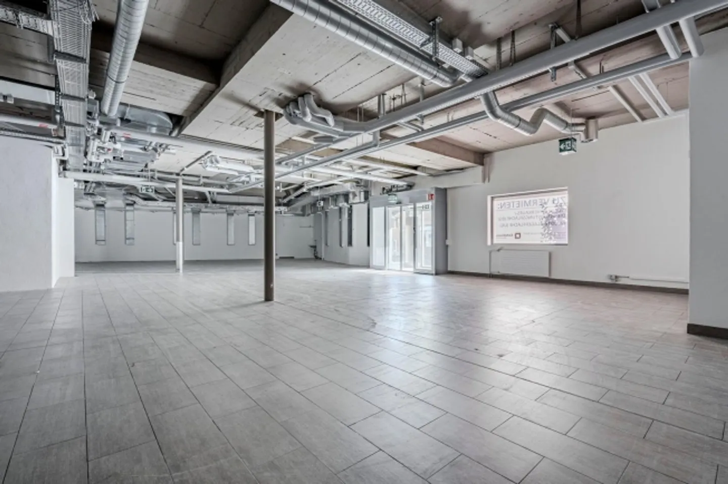 Espace de vente avec très bonne visibilité incluant un système de refroidissement - Rez-de-chaussée ! - Photo 2 sur 13