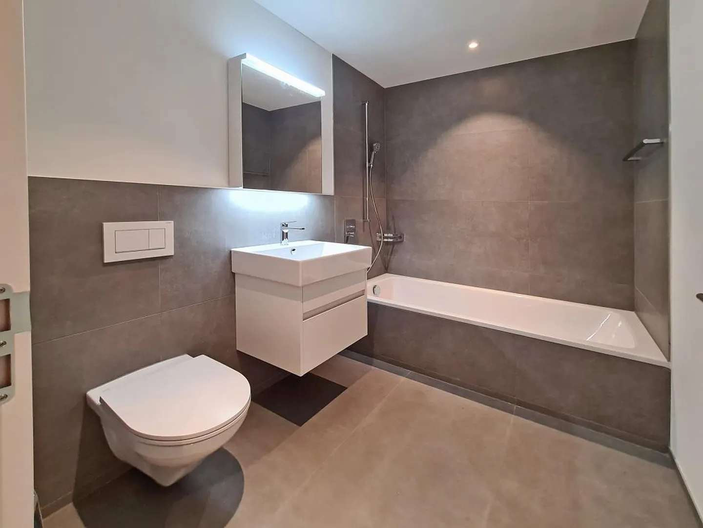 ***First Use New Sunny Exclusive*** 4 1/2-Room Apartment in Domat/Ems - Photo 9 of 13