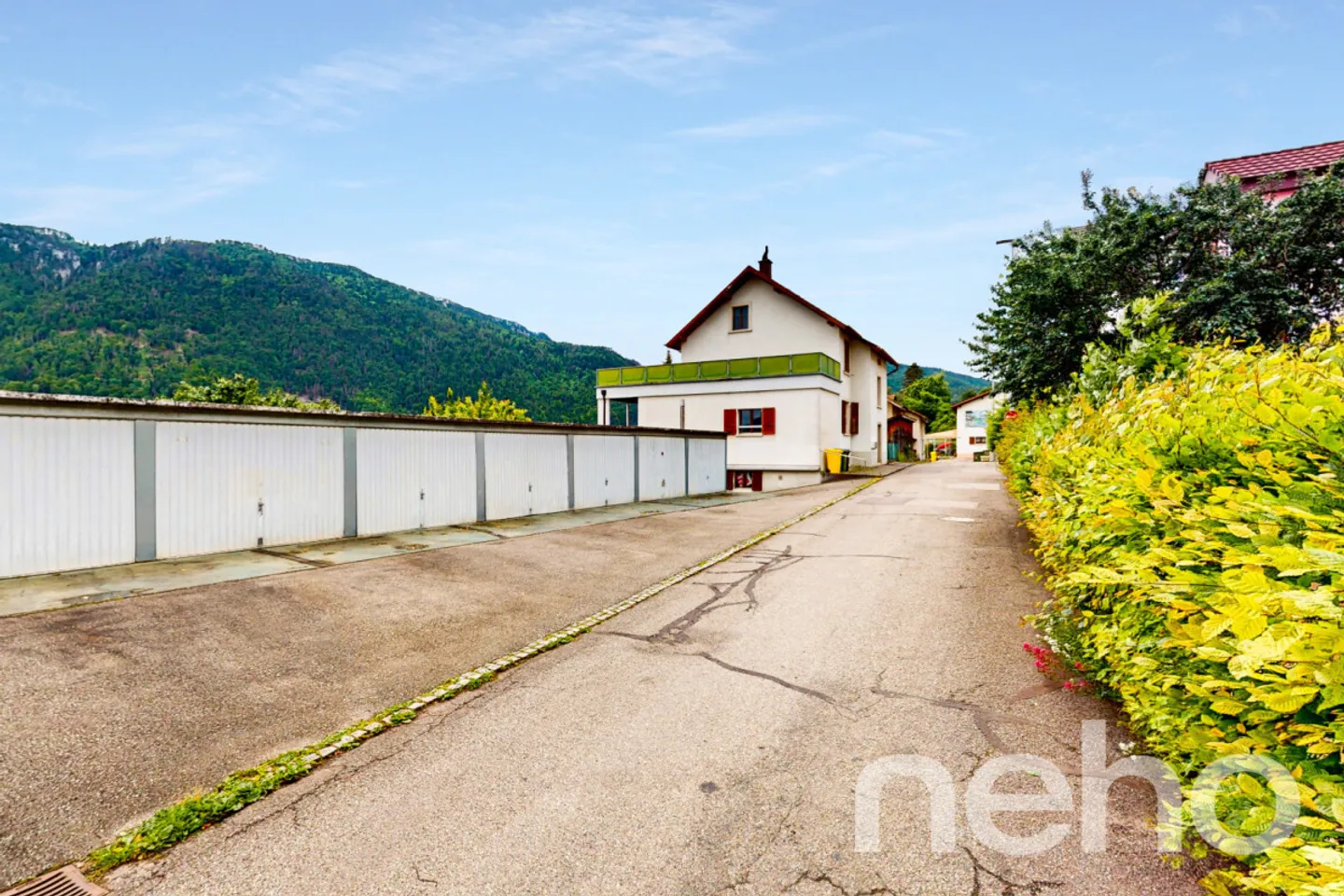 Immeuble de rendement avec 13 garages dont terrain constructible! - Photo 3 sur 13
