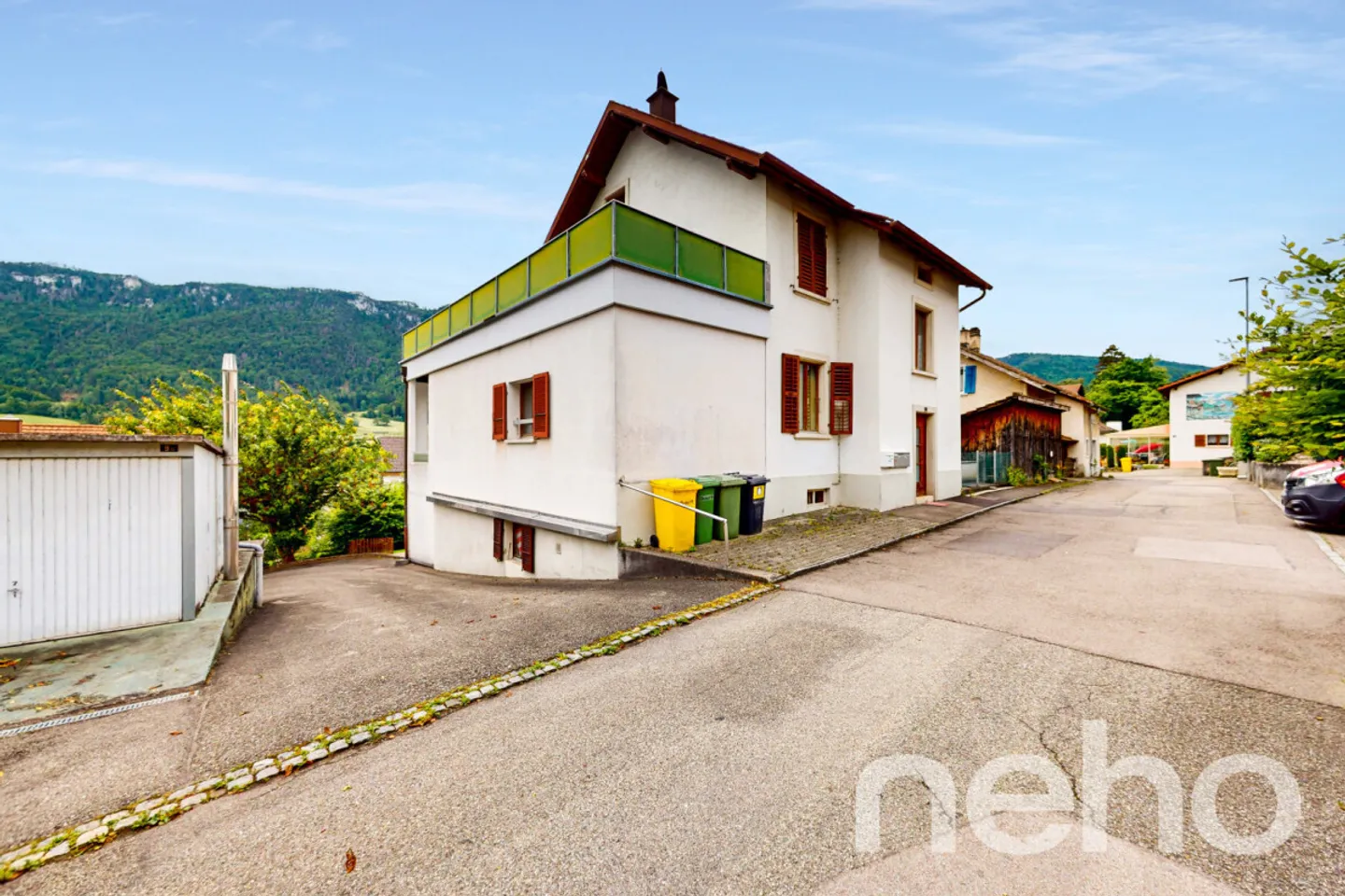 Immeuble de rendement avec 13 garages dont terrain constructible! - Photo 1 sur 13