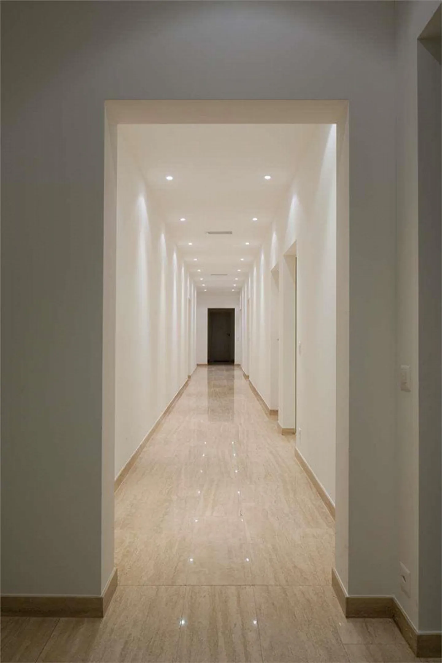 Apartment with magnificent lake and mountain views - Photo 2 of 5