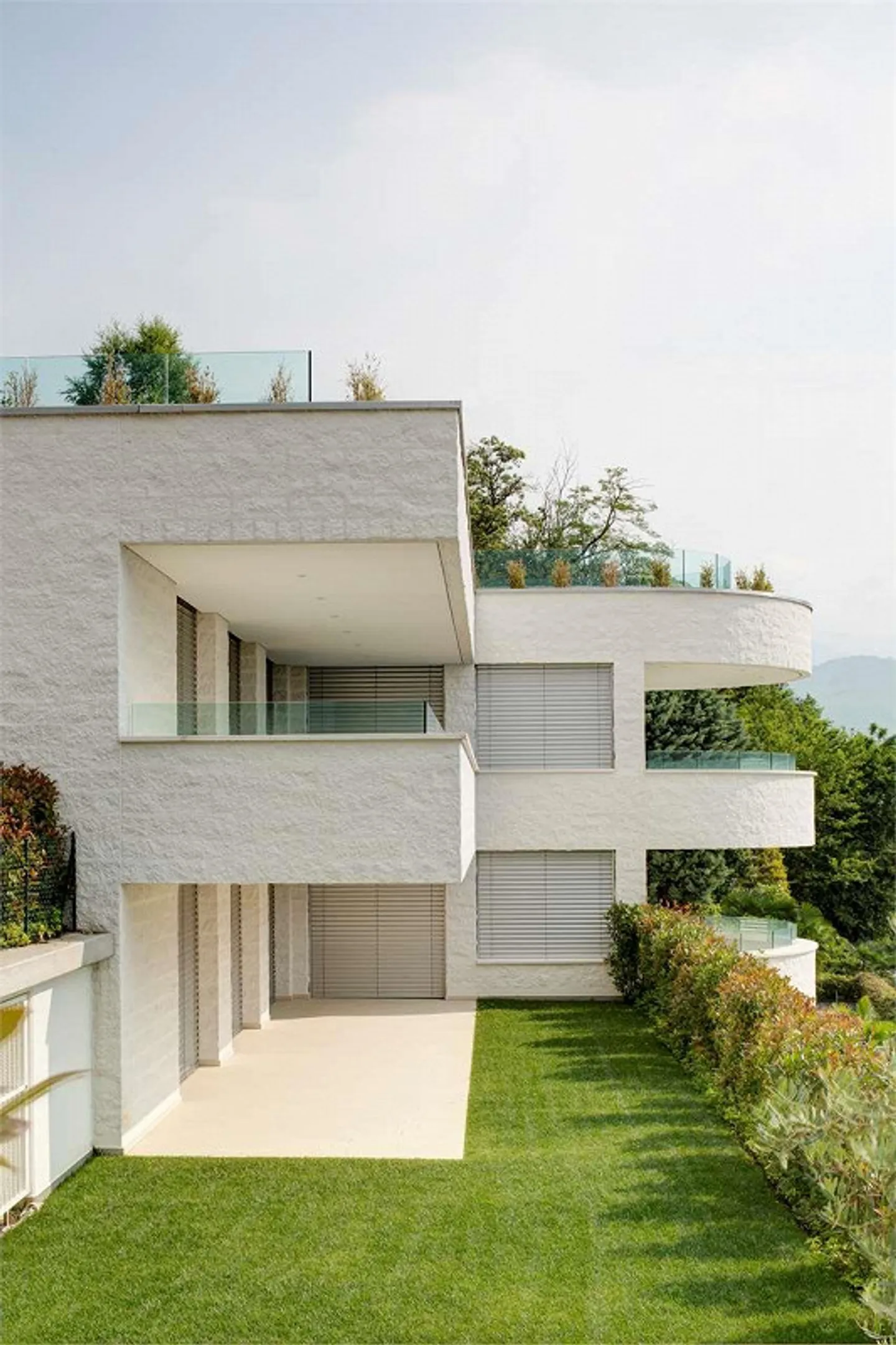 Apartment with magnificent lake and mountain views - Photo 3 of 5