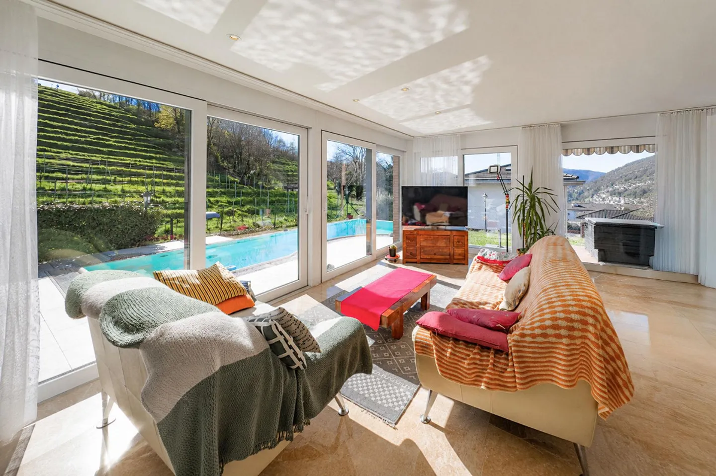 Casa unifamiliare con giardino e piscina a Bioggio - Foto 1 di 9
