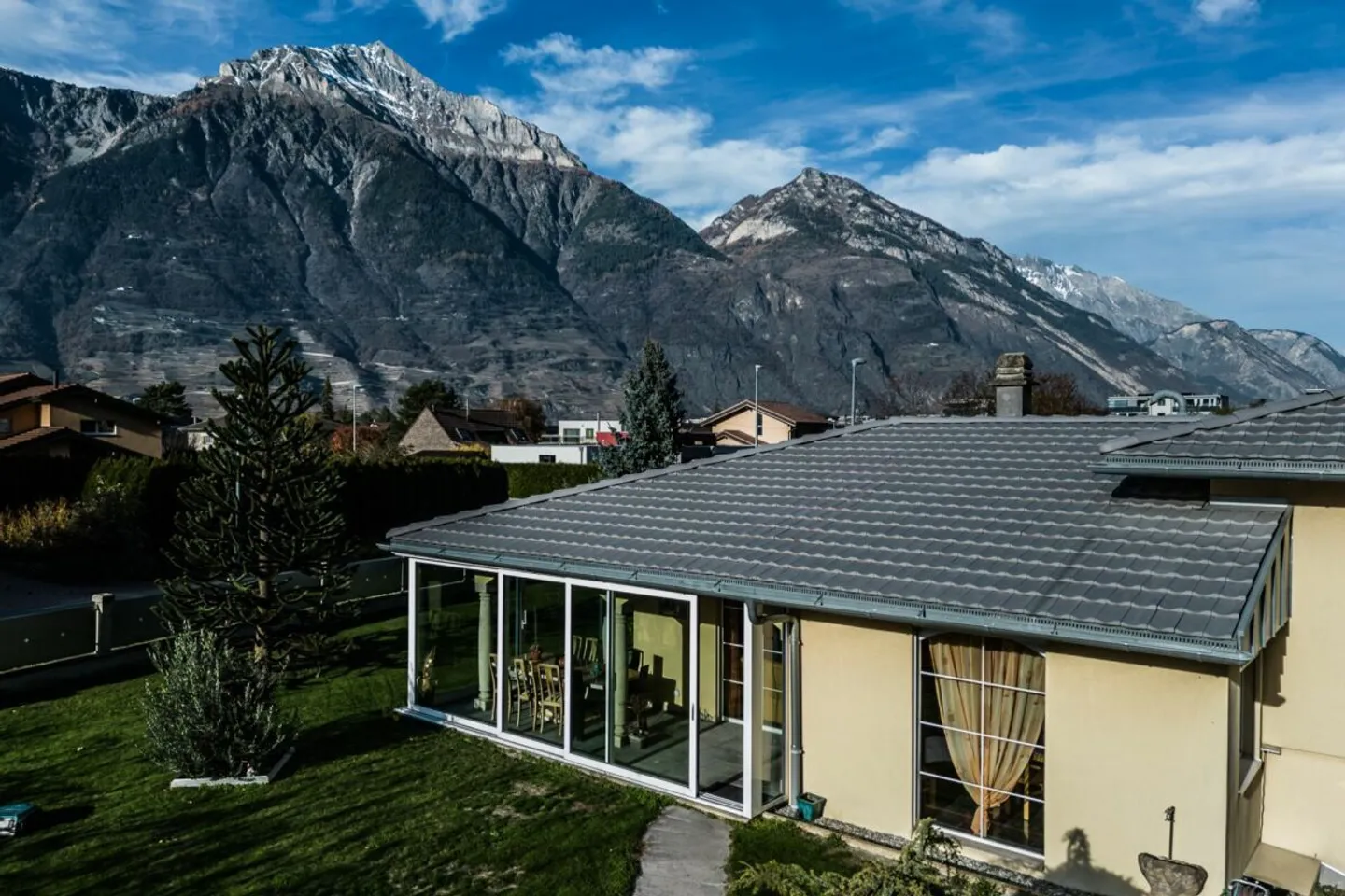 Wunderschöne Einfamilienvilla zu verkaufen in Charrat - Ruhe, Komfort und Charme garantiert! - Foto 3 von 20