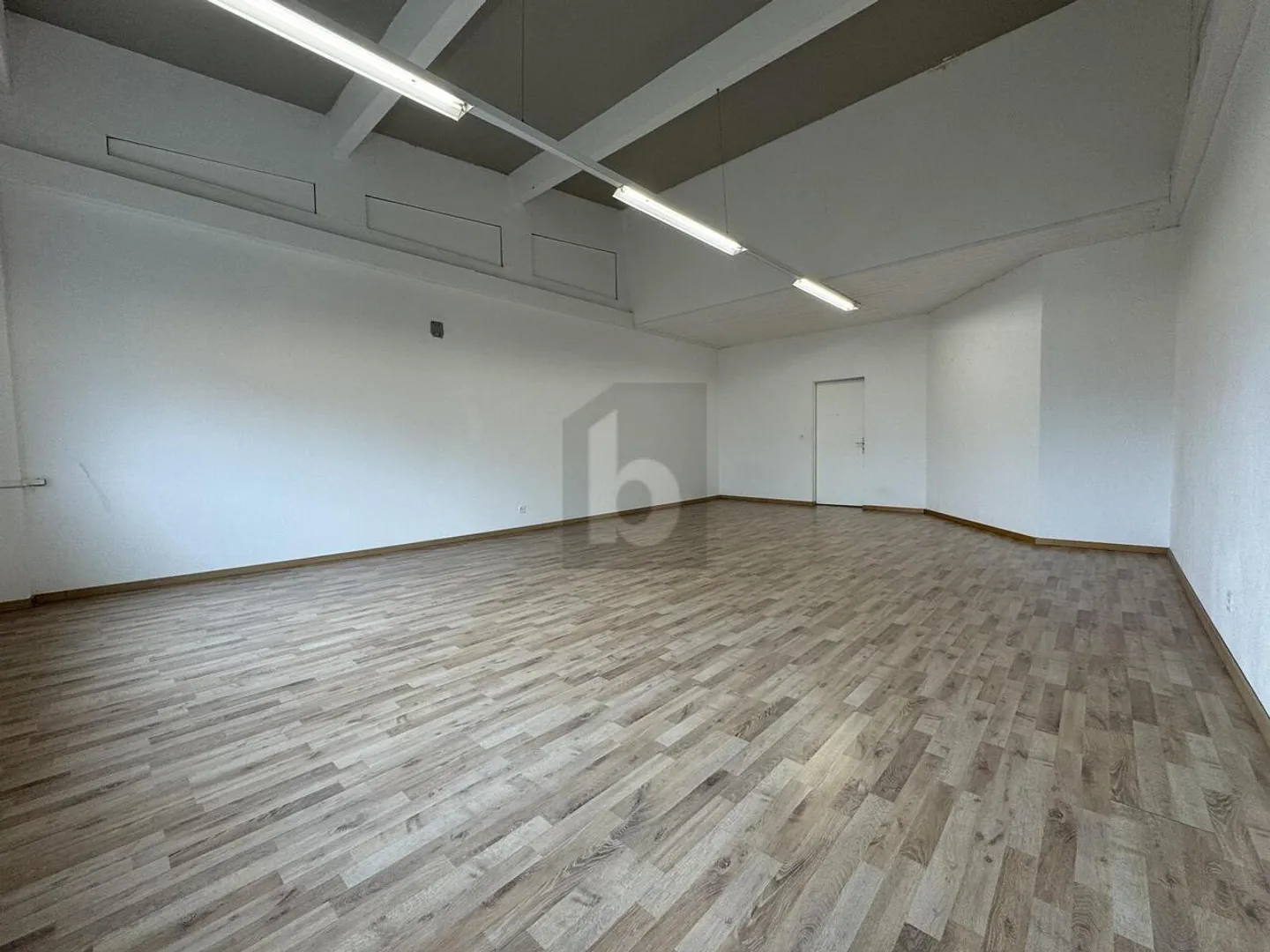 MODERN - SPACIOUS AND BRIGHT ON THE TOP FLOOR - Photo 5 of 6