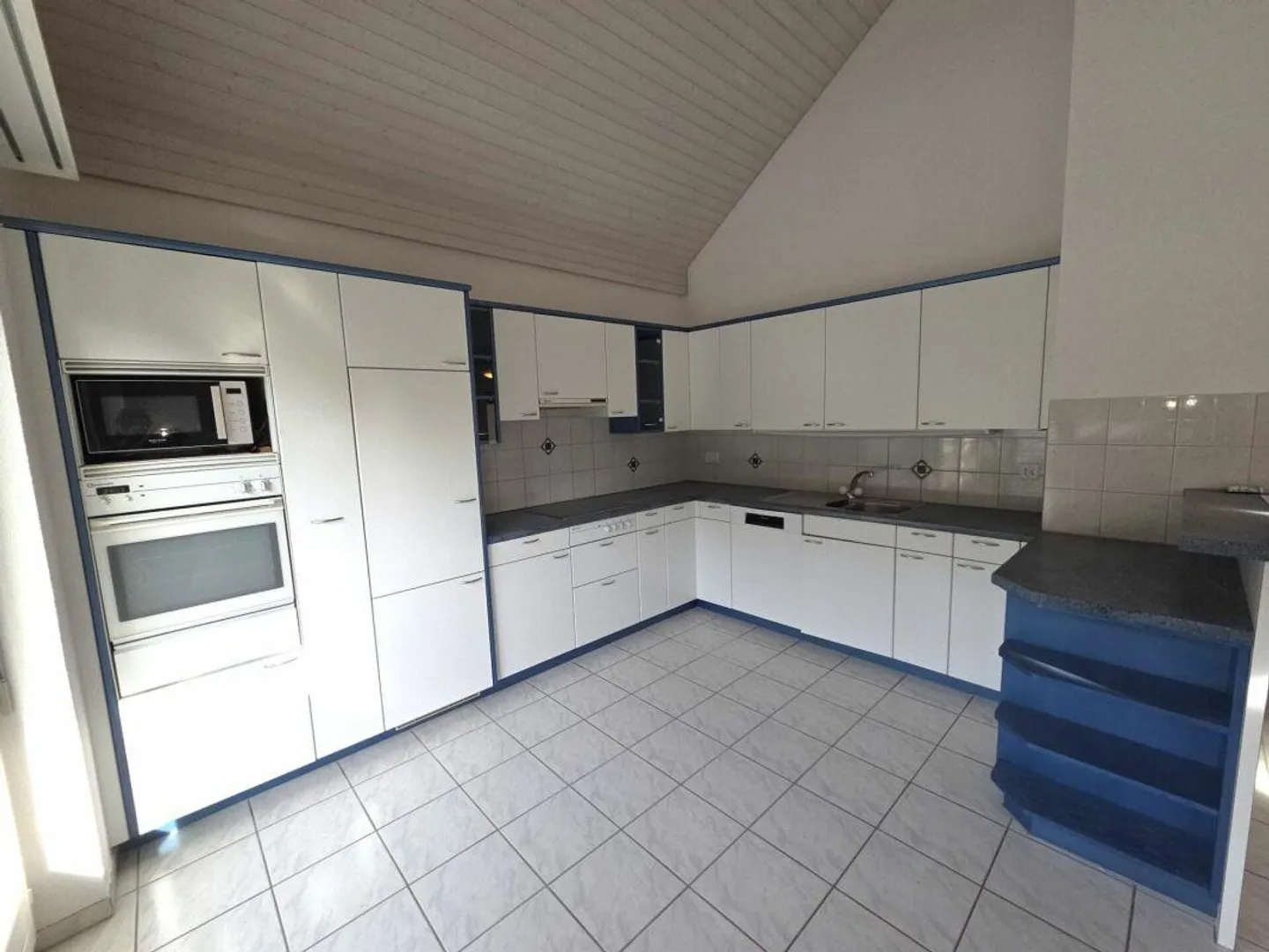 For sale at Haushaldenstrasse 2a in 8374 Dussnang; large 5½ room attic apartment in a quiet, sunny location / only 2 minutes walk to public transport! - Photo 4 of 16