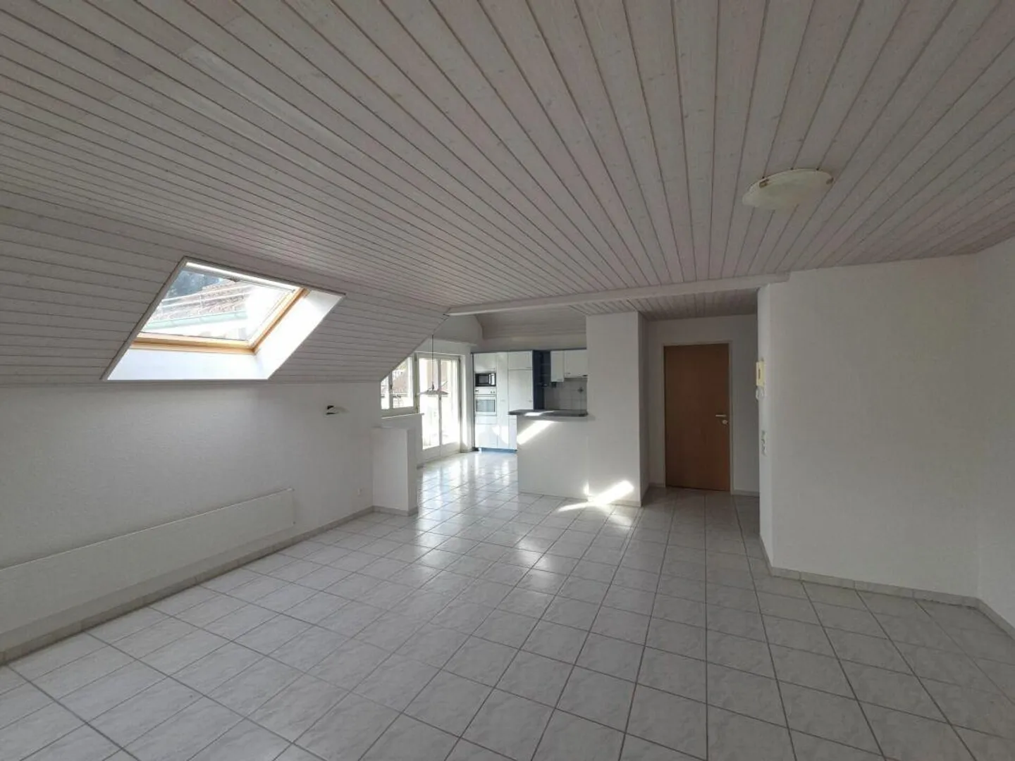 For sale at Haushaldenstrasse 2a in 8374 Dussnang; large 5½ room attic apartment in a quiet, sunny location / only 2 minutes walk to public transport! - Photo 5 of 16