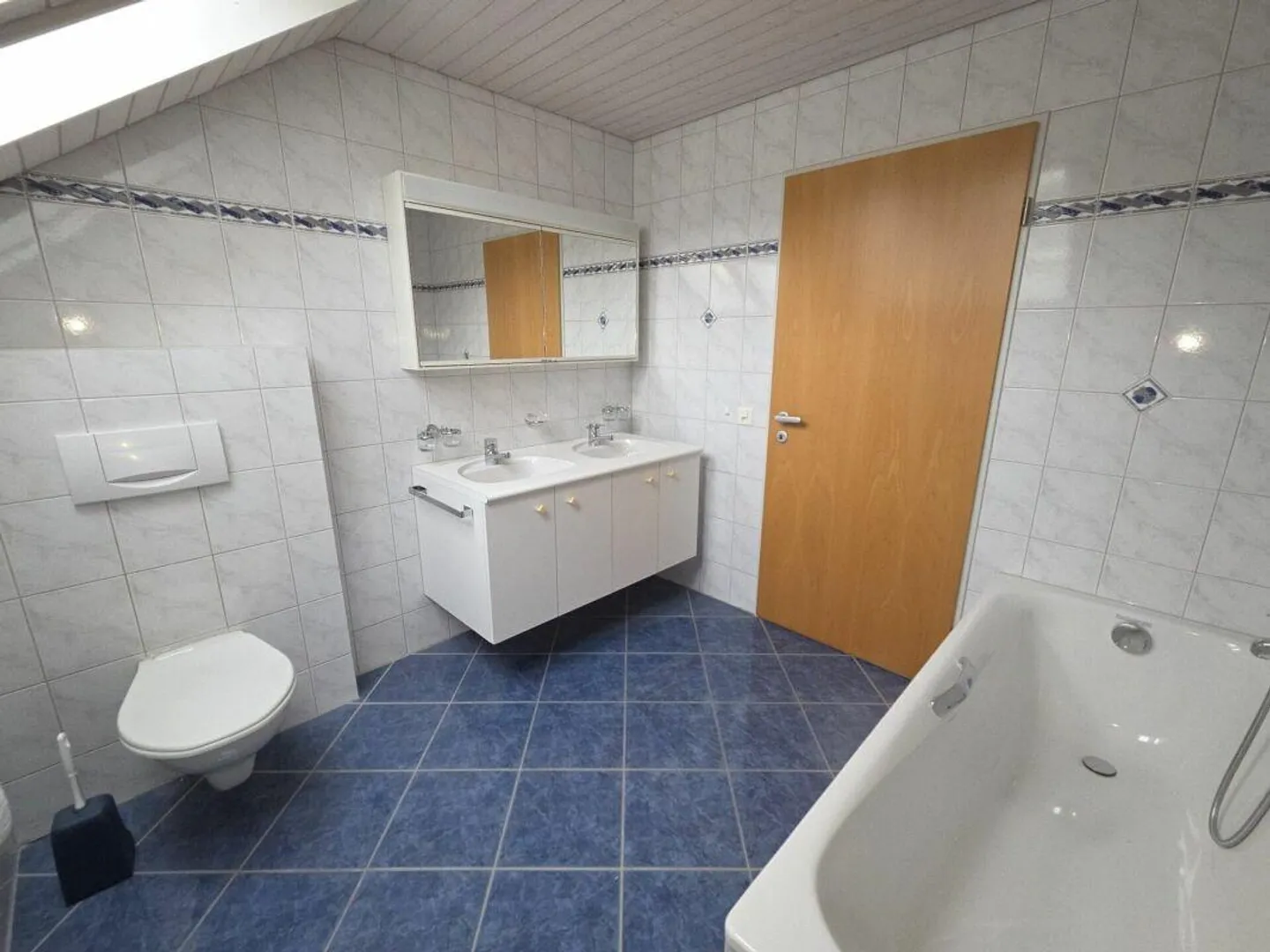 For sale at Haushaldenstrasse 2a in 8374 Dussnang; large 5½ room attic apartment in a quiet, sunny location / only 2 minutes walk to public transport! - Photo 9 of 16
