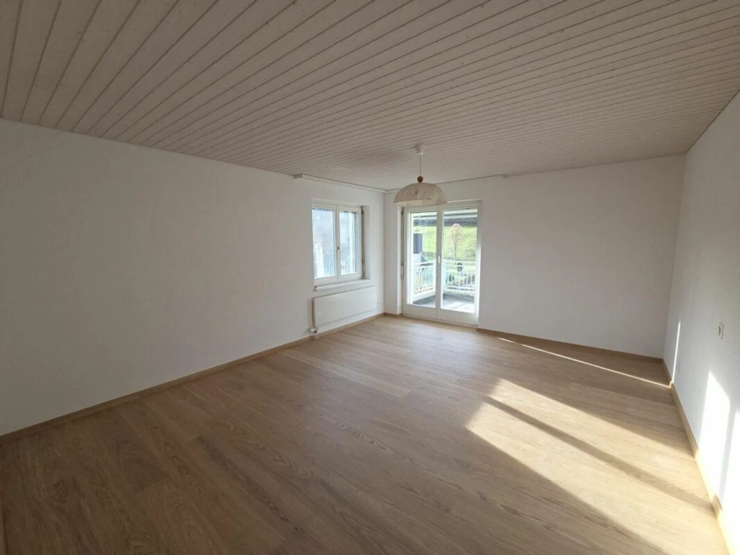 For sale at Haushaldenstrasse 2a in 8374 Dussnang; large 5½ room attic apartment in a quiet, sunny location / only 2 minutes walk to public transport! - Photo 11 of 16