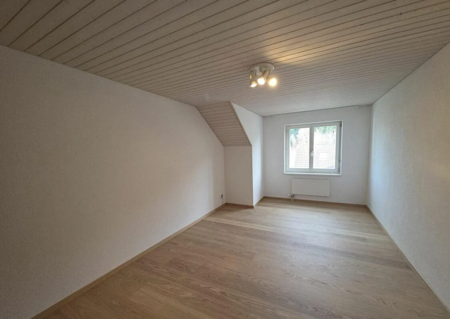 For sale at Haushaldenstrasse 2a in 8374 Dussnang; large 5½ room attic apartment in a quiet, sunny location / only 2 minutes walk to public transport! - Photo 13 of 16