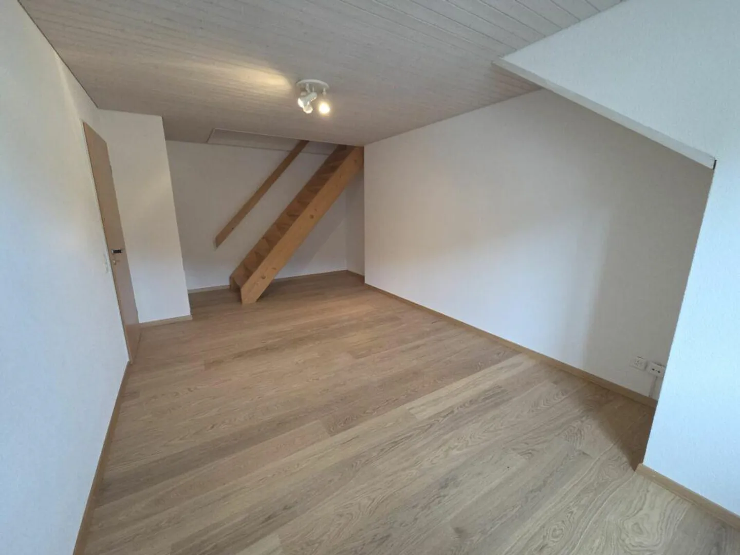 For sale at Haushaldenstrasse 2a in 8374 Dussnang; large 5½ room attic apartment in a quiet, sunny location / only 2 minutes walk to public transport! - Photo 14 of 16