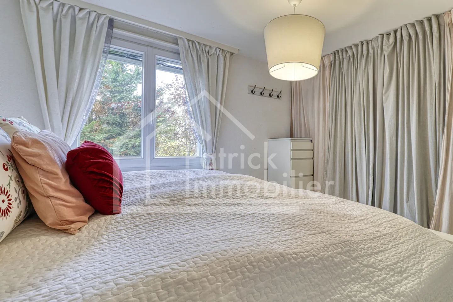 Charmantes Haus 7.5 Zimmer - Pool, angelegter Garten und ungehinderte Aussicht - Foto 9 von 13