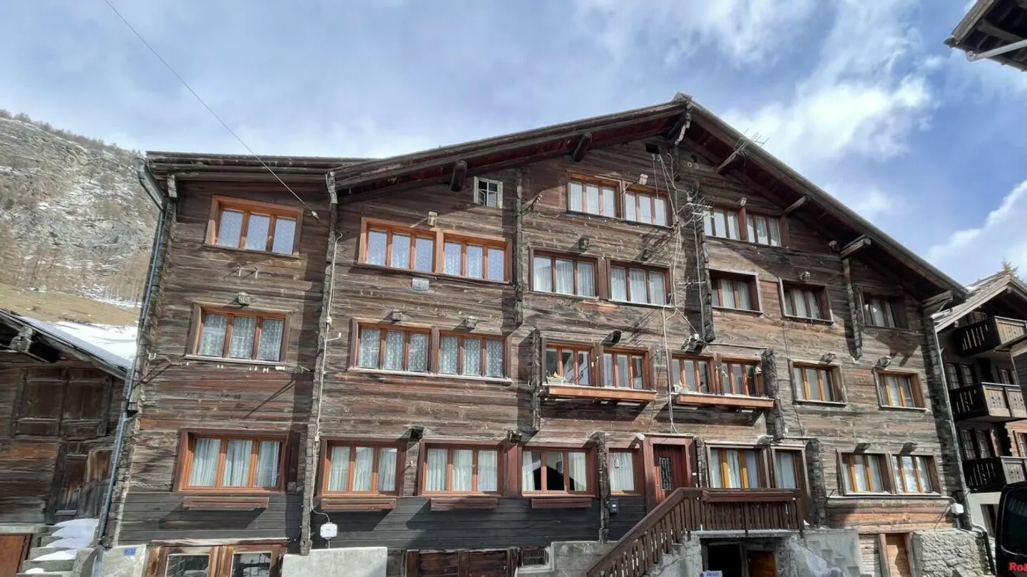 Appartamento tradizionale di 2,5 stanze in una vecchia casa vallesana - Foto 1 di 13