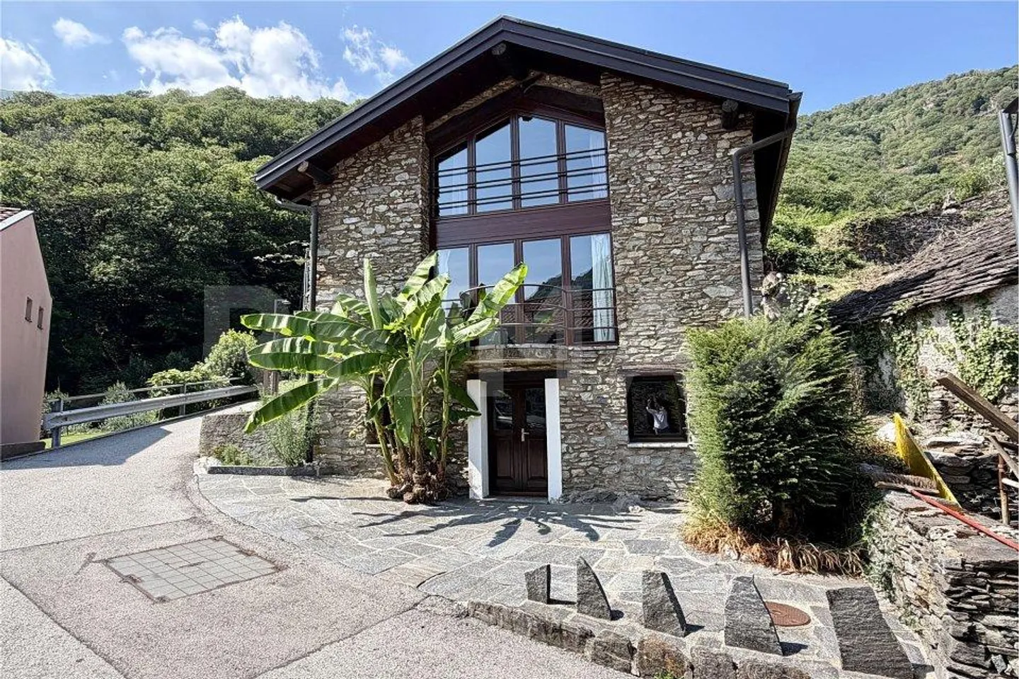 Rustique authentique du Tessin avec charme, jardin constructible et vues... - Photo 1 sur 13
