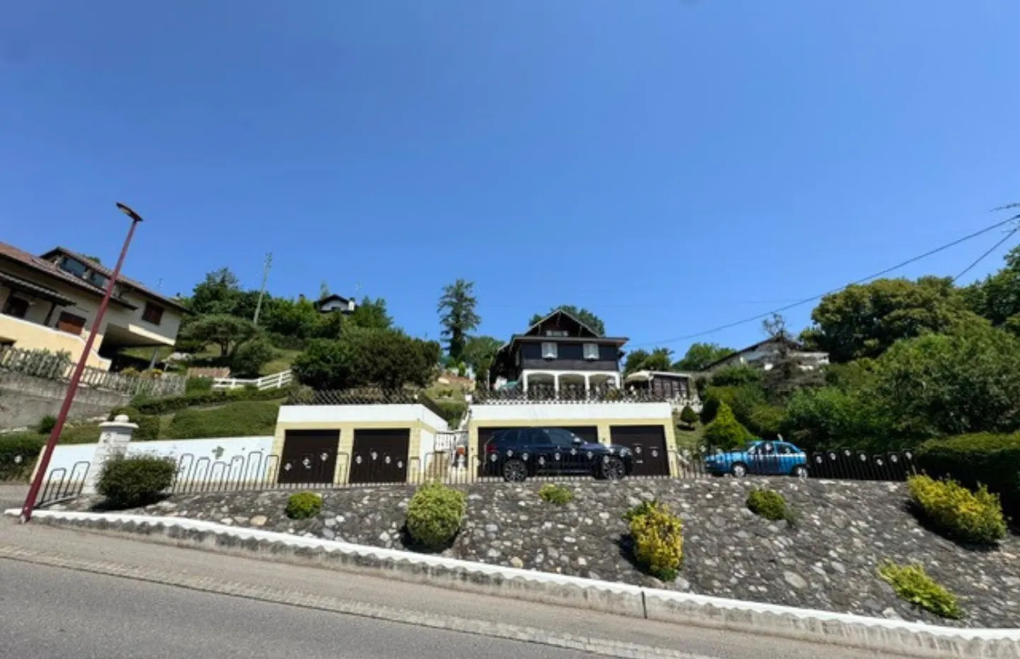 Maison individuelle avec 8 pièces et 5 garages (vente avec paiement échelonné sur 5 ans) - Photo 1 sur 13