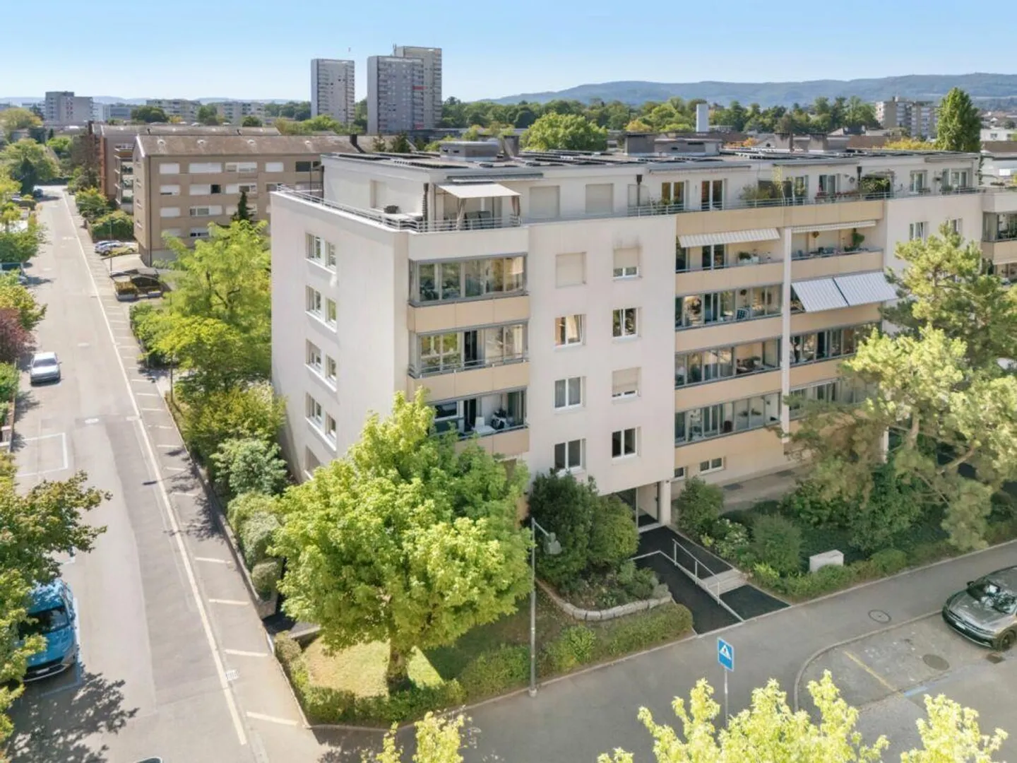 Bright 3.5-room apartment with elevator and balcony in a central location in Birsfelden - Photo 1 of 13