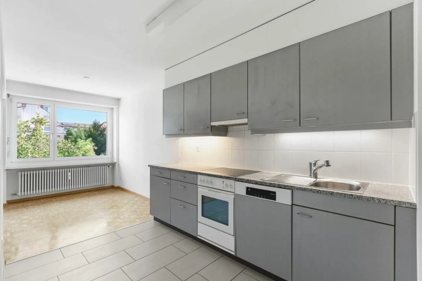 Bright 3.5-room apartment with elevator and balcony in a central location in Birsfelden - Photo 2 of 13