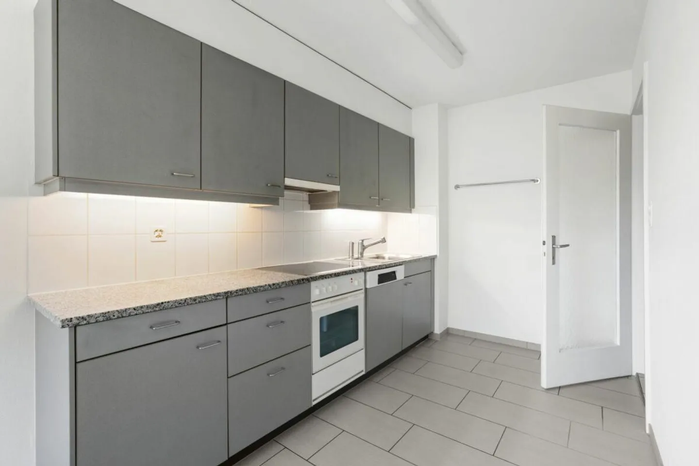 Bright 3.5-room apartment with elevator and balcony in a central location in Birsfelden - Photo 3 of 13