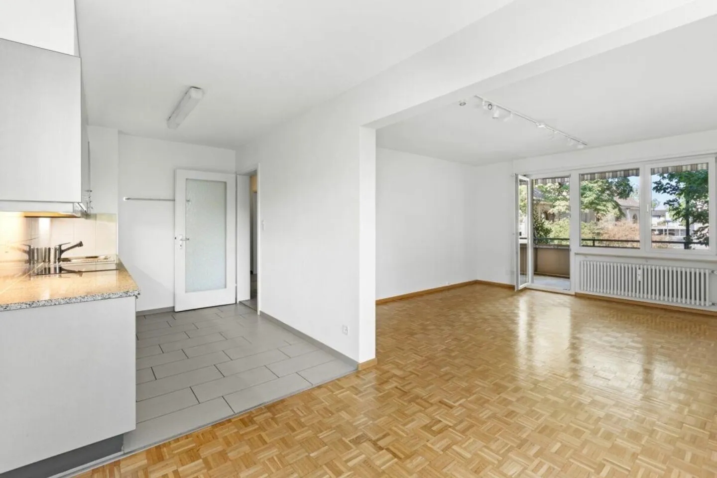 Bright 3.5-room apartment with elevator and balcony in a central location in Birsfelden - Photo 4 of 13