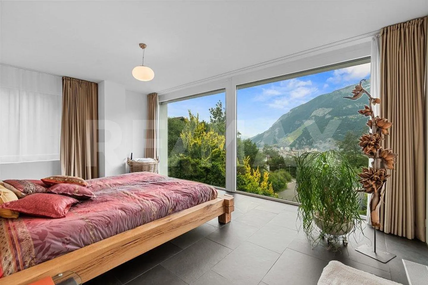 Single-family house in dream location – High above Chur with panoramic view - Photo 3 of 13