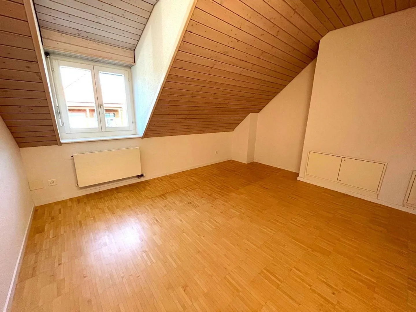 Spacious 3.5 Room Attic Apartment with Renovated Bathroom - Photo 7 of 11