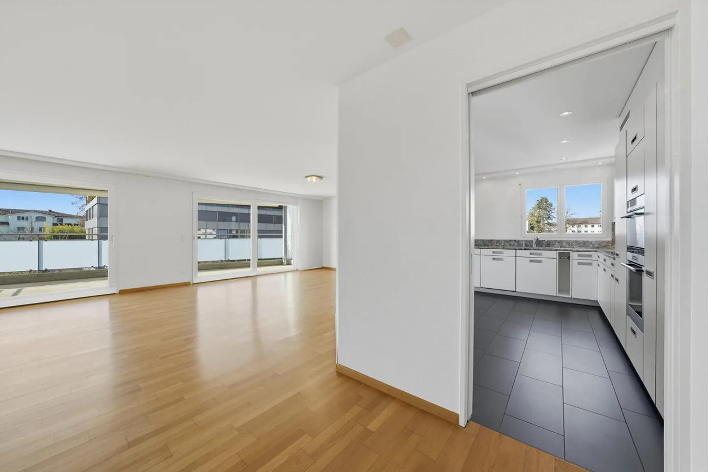 Geräumige Wohnung mit Terrasse - Foto 4 von 30
