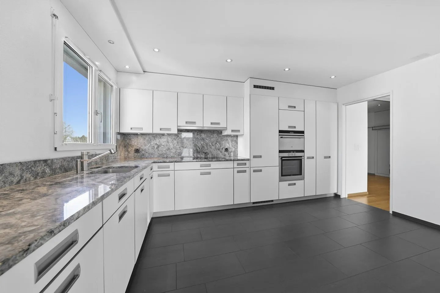 Geräumige Wohnung mit Terrasse - Foto 6 von 30
