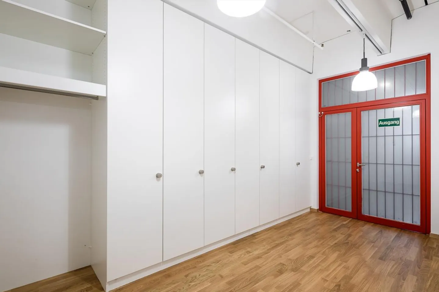 Uffici individuali in una comunità di uffici affollata - Foto 6 di 7