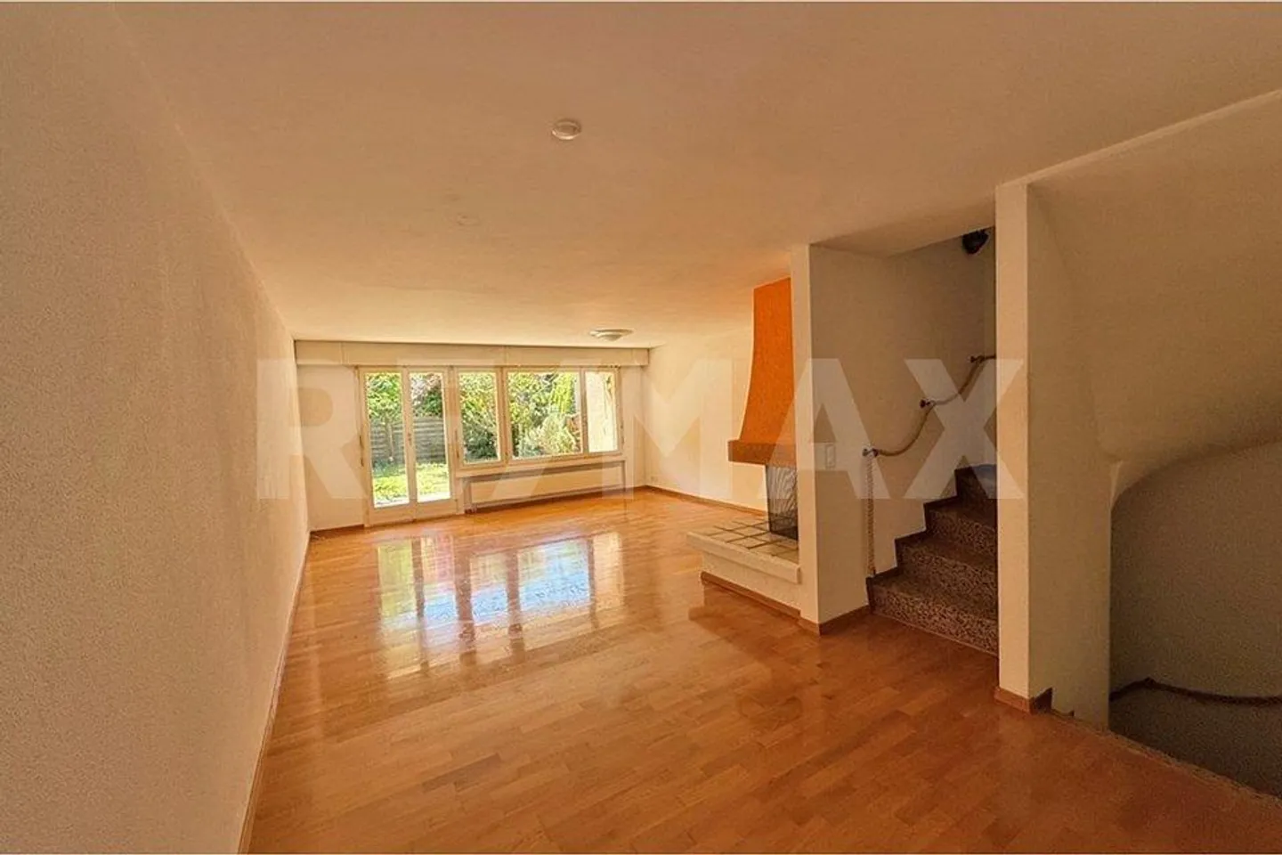 Row House with Parking Space and Separate Underground Parking Space - Photo 4 of 11
