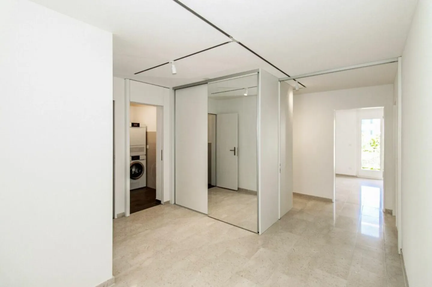 First occupancy after complete renovation - Elegant 4.5-room apartment in a preferred residential location - Photo 2 of 14