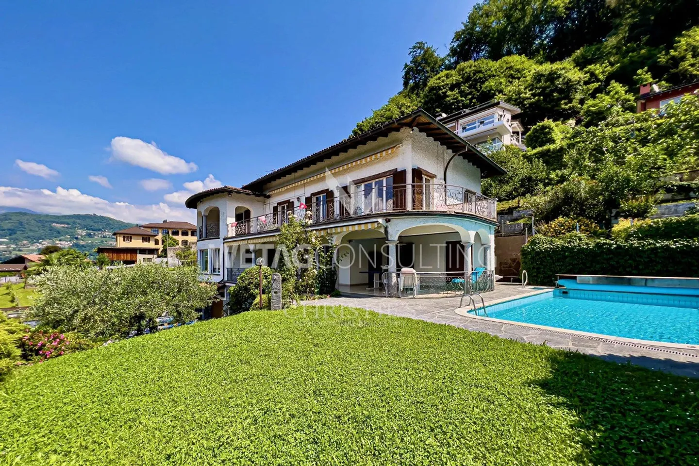 Villa rinomata a Carabietta con piscina e vista sul lago di Lugano - Foto 1 di 13