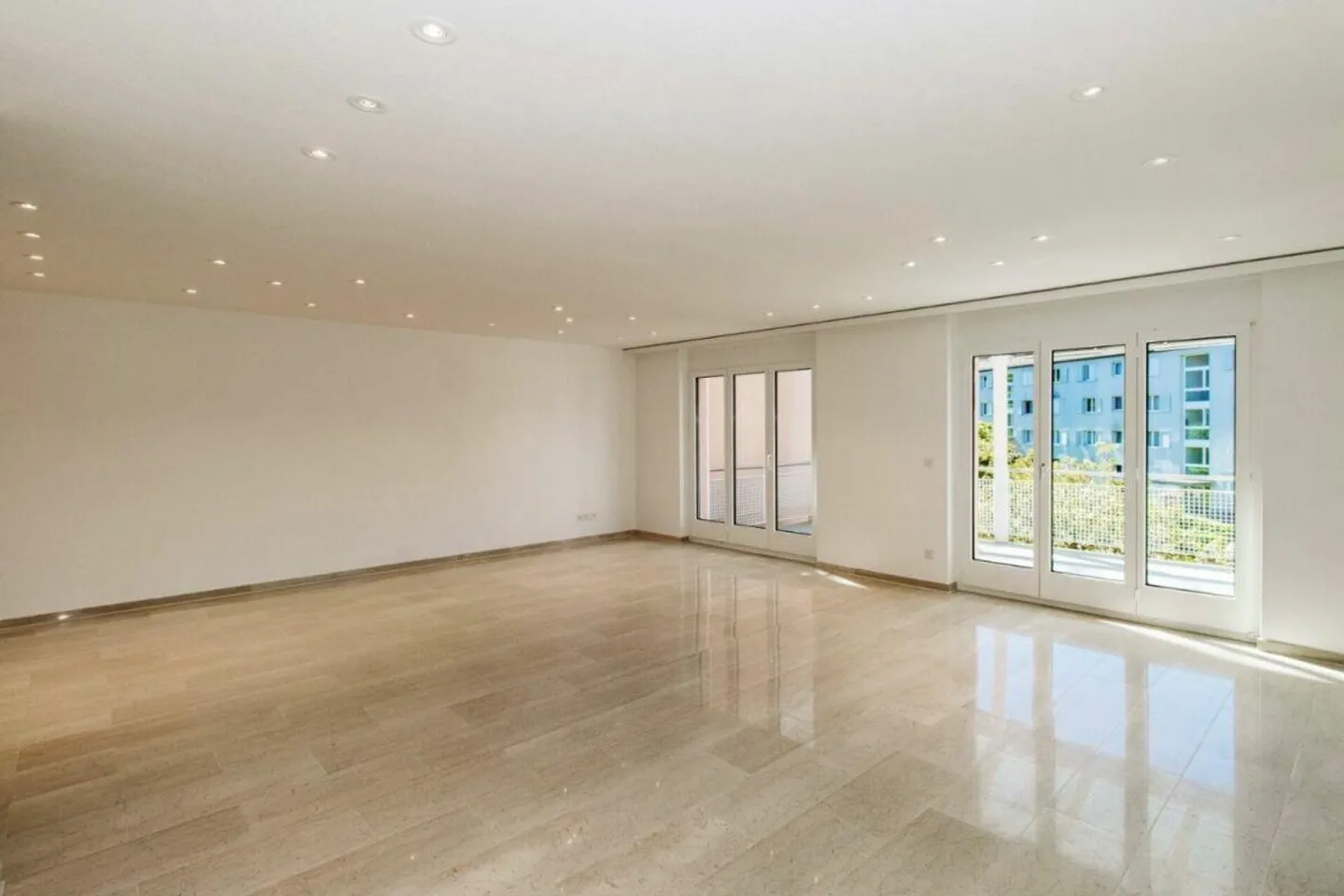 First occupancy after complete renovation - Elegant 4.5-room apartment in a preferred residential location - Photo 4 of 14