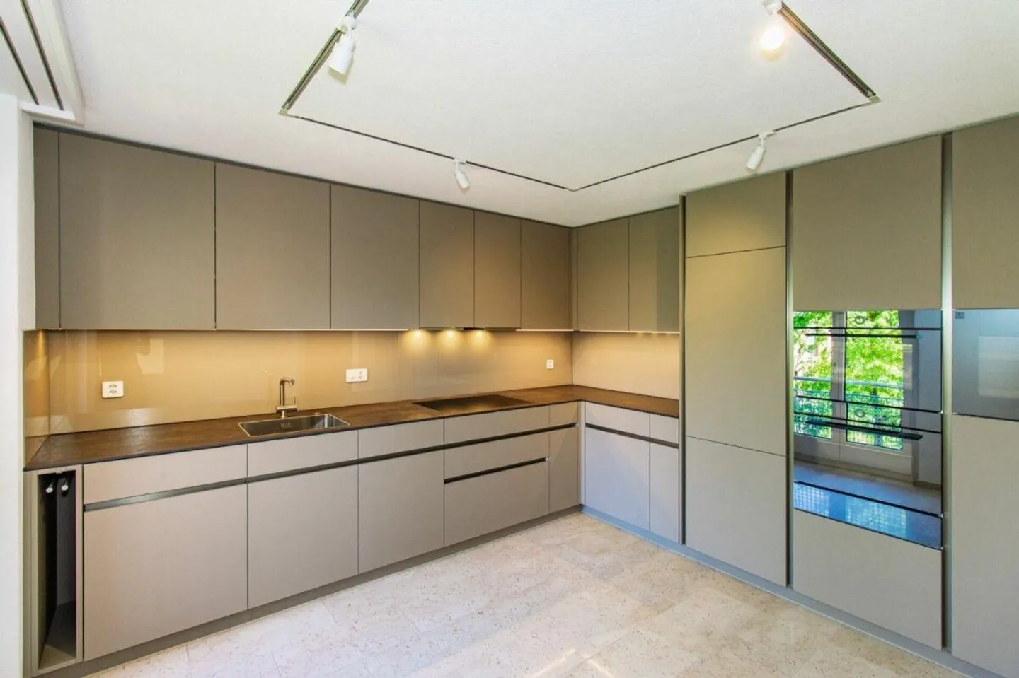 First occupancy after complete renovation - Elegant 4.5-room apartment in a preferred residential location - Photo 10 of 14