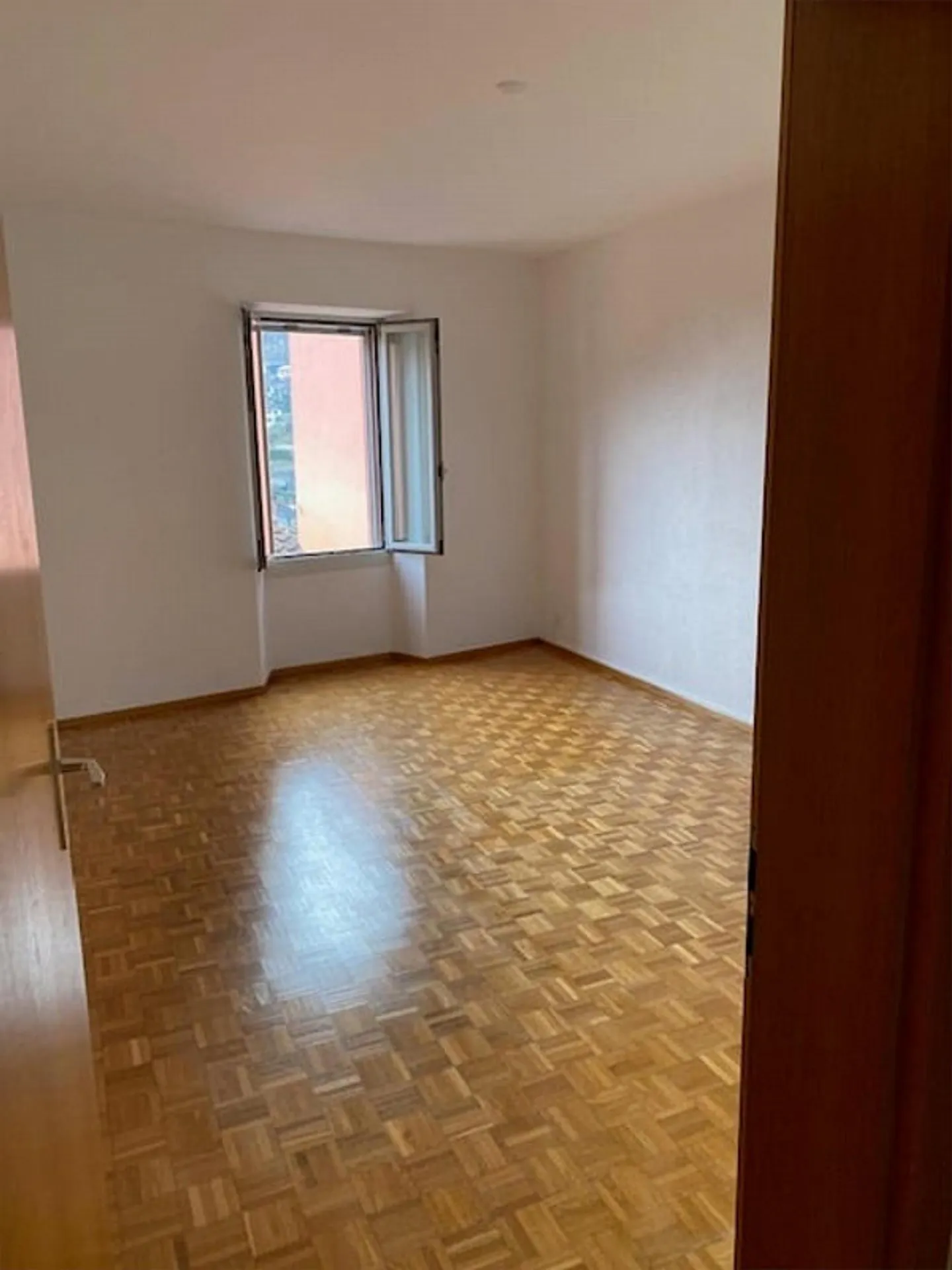Geräumige 4.5 Zimmer mit privatem Garten in elegantem Haus - Foto 5 von 8