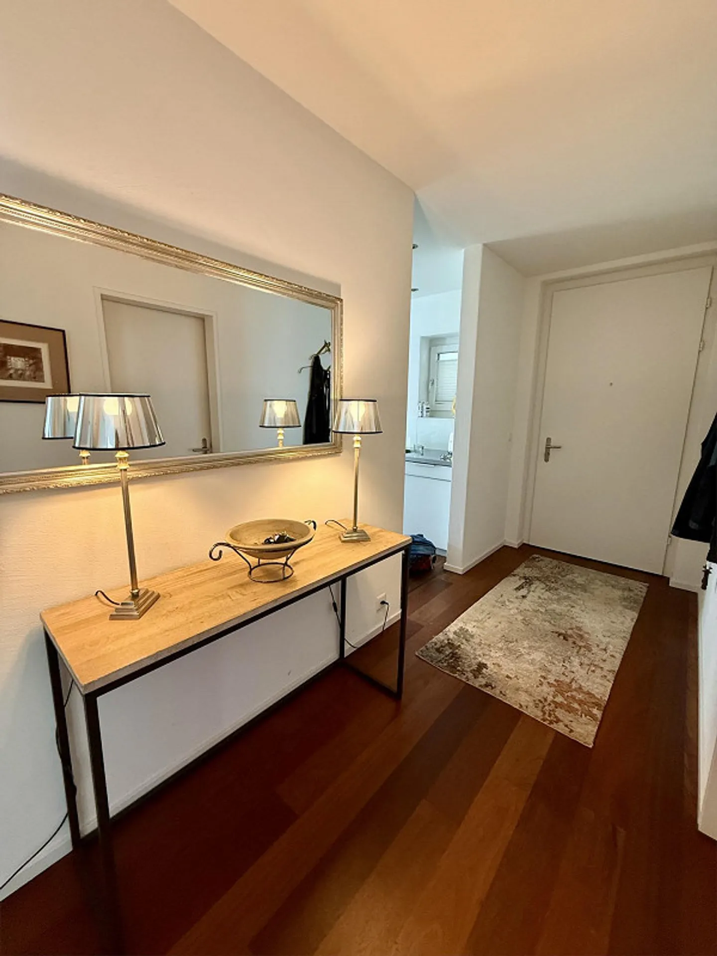 Moderne 4.5-Zimmer-Designwohnung mit direktem Seezugang und Traumblick - Foto 4 von 10